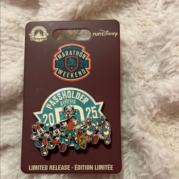 Disney Marathon Weekend pass-holder 2025 Pin - Picture 1 of 3